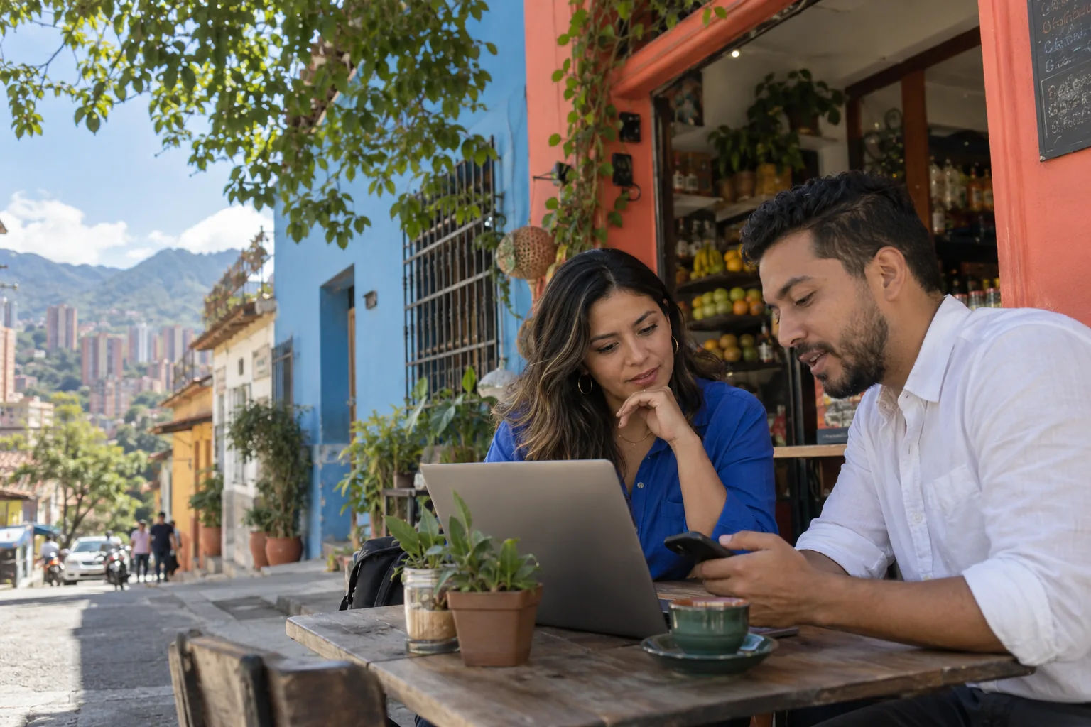 Um consultor e um empresário planejam juntos seu espaço de trabalho WhatsApp.